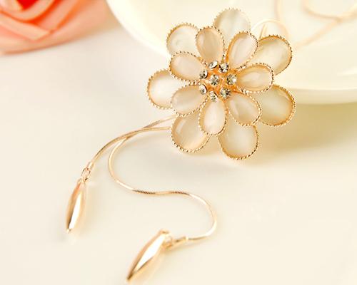 Lovely Gold Flower Crystal Necklace